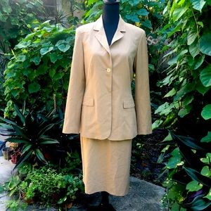 Magaschoni size 6 women’s business 👩🏼‍💼 suit🦩